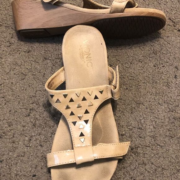 Vionic Orthaheel ‘Maggie’ Tan Studded Patent Leather Wedge Slide Sandals Size 7 - Picture 2 of 3